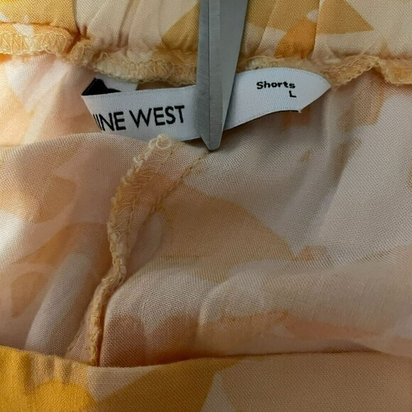 Nine West Elastic Back Shorts Flat Front Yellow Tropical Floral Sz Women's Large - Picture 9 of 9